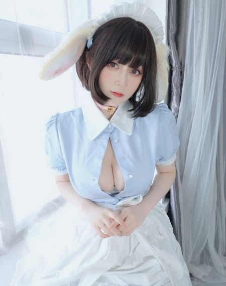 美女把胸全部露出