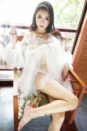 女仆露出双乳给客人玩