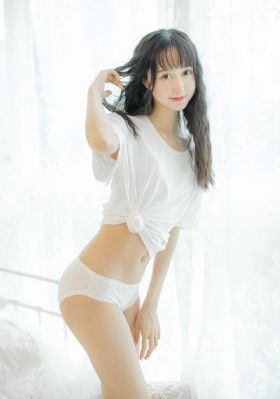 手伸进她的乳罩里揉搓着